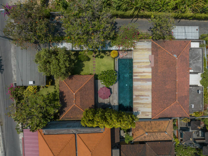 Exterior & Views 2, Villa Claudia - Homey & Spacious 3BR Villa Next to Seminyak, Badung