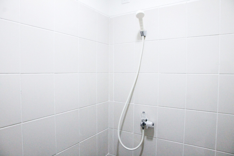 Bathroom 5, Homey Studio Room Akasa Apartment By Travelio, South Tangerang