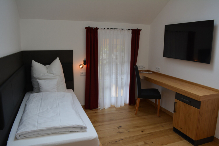 Bedroom 3, Gasthof & Hotel Bichler, Ebersberg