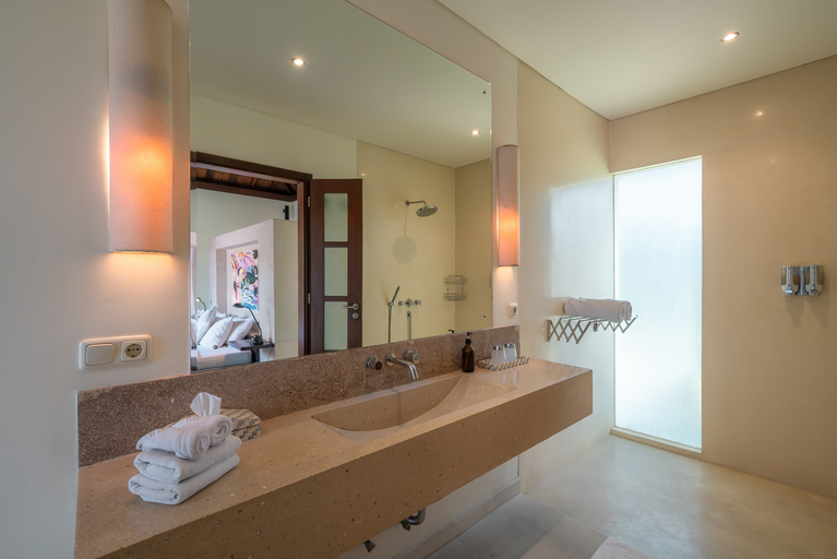 Bathroom 4, Villa Claudia - Homey & Spacious 3BR Villa Next to Seminyak, Badung