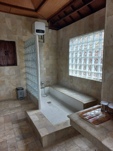 Bathroom 18