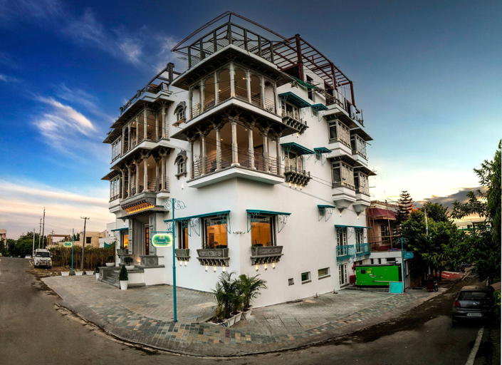 Exterior & Views