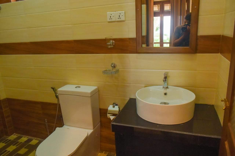 Bathroom 2, Ocean Breeze Villa, Matara Four Gravets