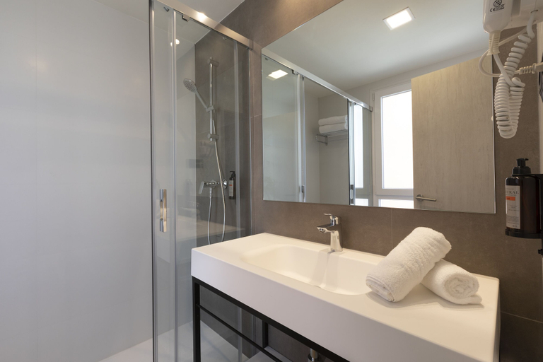 Bathroom 4, Hotel Porcel Ganivet, Madrid