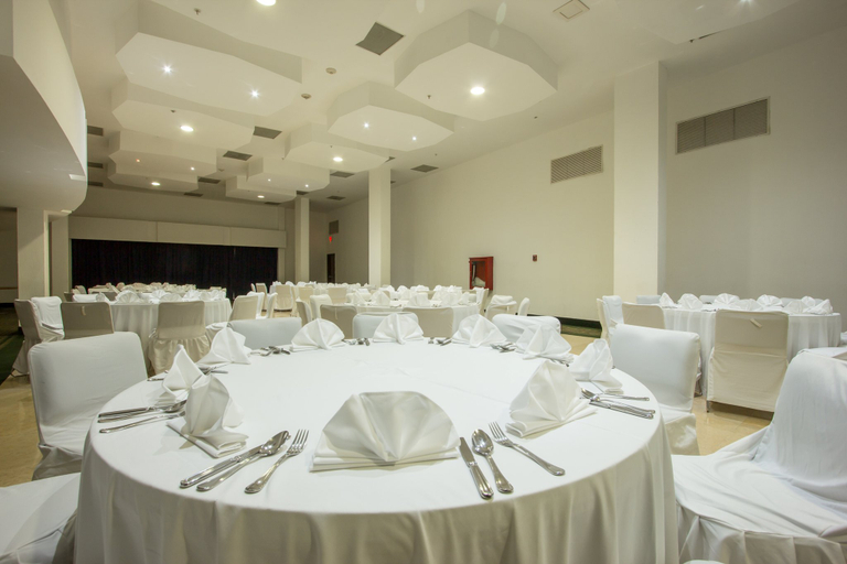 Business Facilities 3, Holiday Inn Express NUEVO LAREDO by IHG, Webb