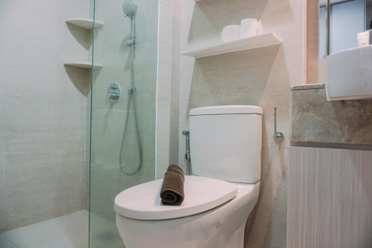 Bathroom 5, Homey and Warm Studio at 28th Floor Gold Coast Apartment By Travelio, Jakarta Utara