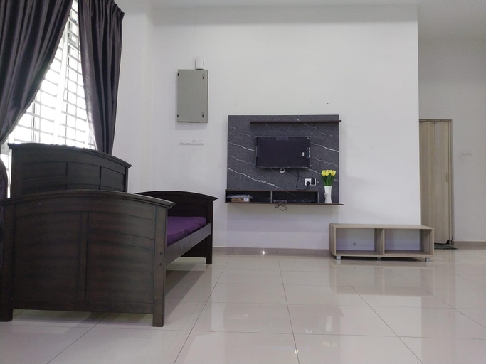 Others 4, 3 airconditioned bedroom in Muar Town, Muar