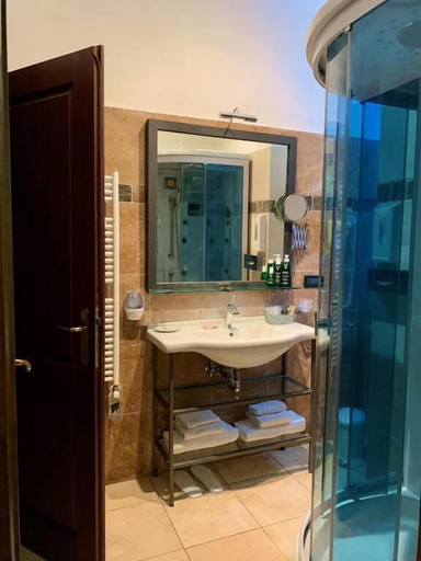 Bathroom 4, Hotel Actor, Genova