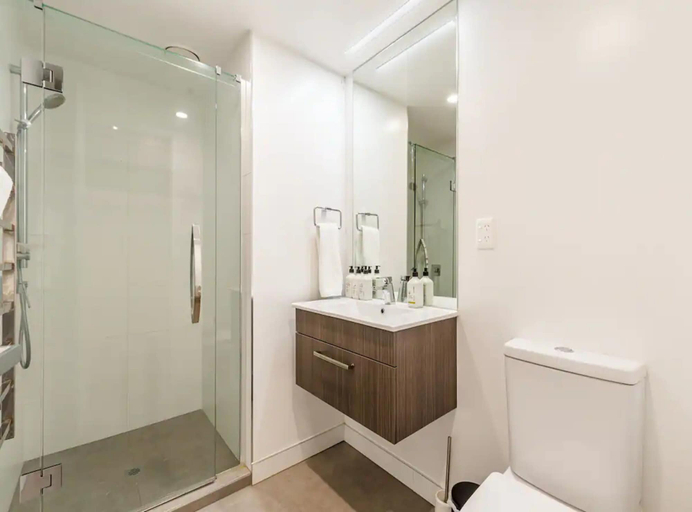 Bathroom, Central & Modern 2-Bedroom Apartment, Waitakere