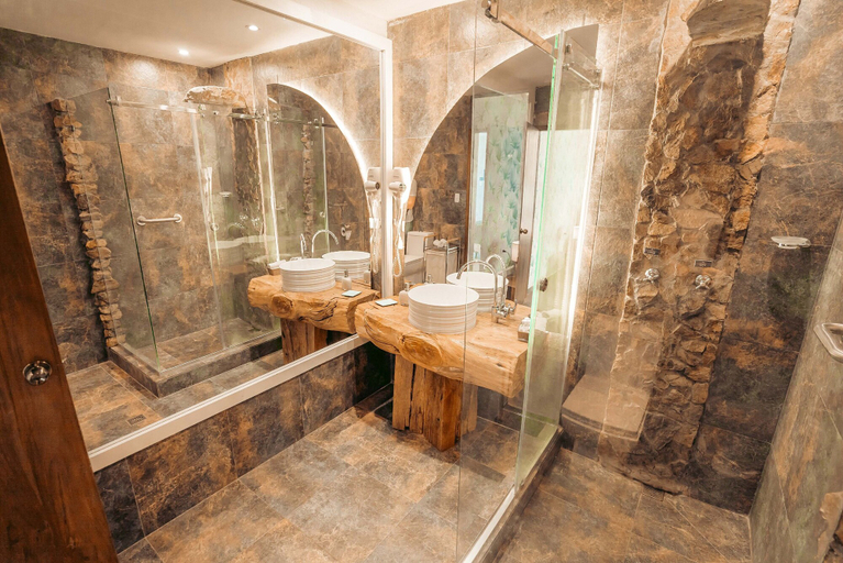 Bathroom 4, Tunas & Cabras Hotel, Ibarra