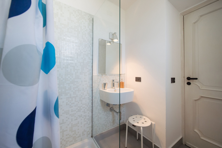 Bathroom 3, Gioia 13 Apartments & Rooms, Napoli
