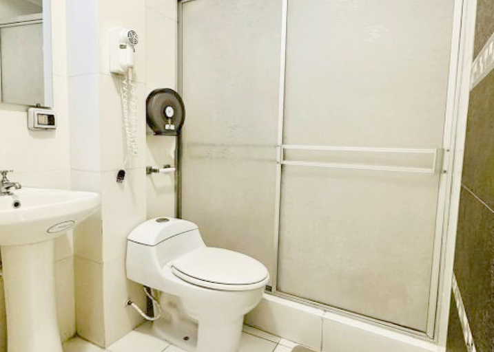 Bathroom 3, Hotel Le Prince, Arica