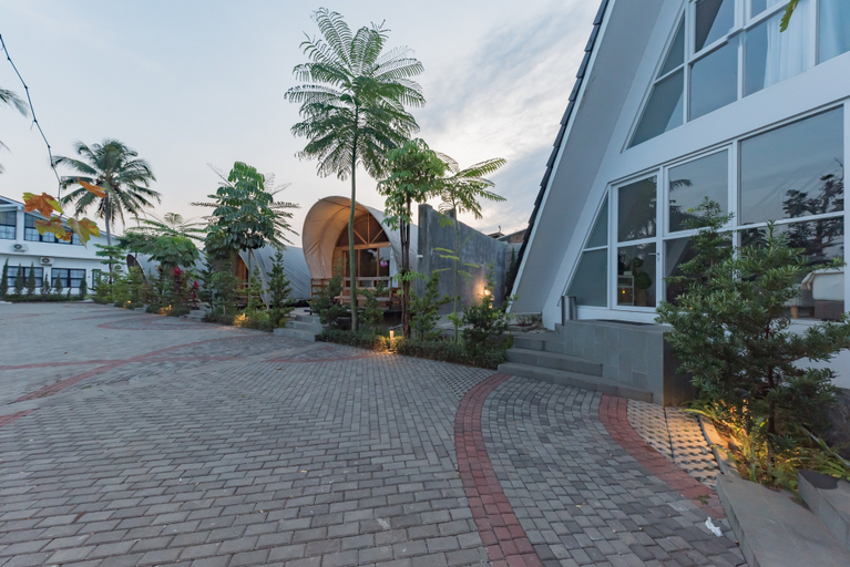 Exterior & Views 2, Urbanview Hotel Khayrizsan Tasikmalaya by RedDoorz, Tasikmalaya