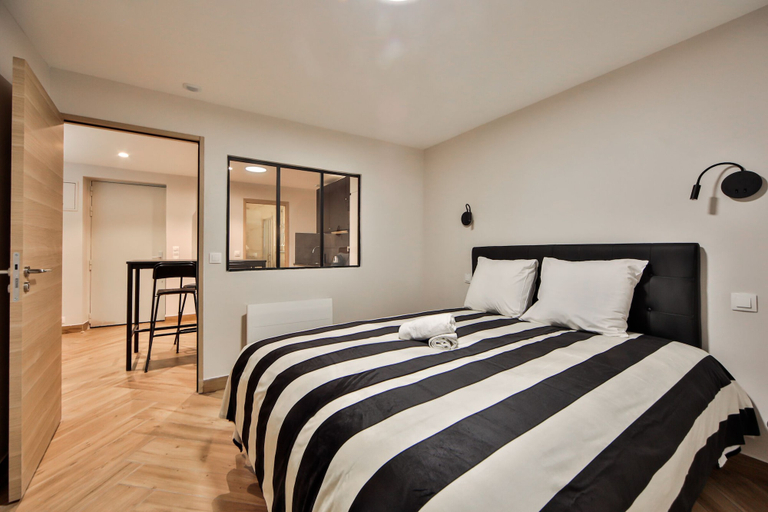 Bedroom 5, Blue Night International 49, Paris