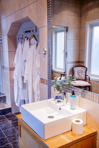 Bathroom 4, Park Hotel Linköpings Fawlty Towers, Linköping