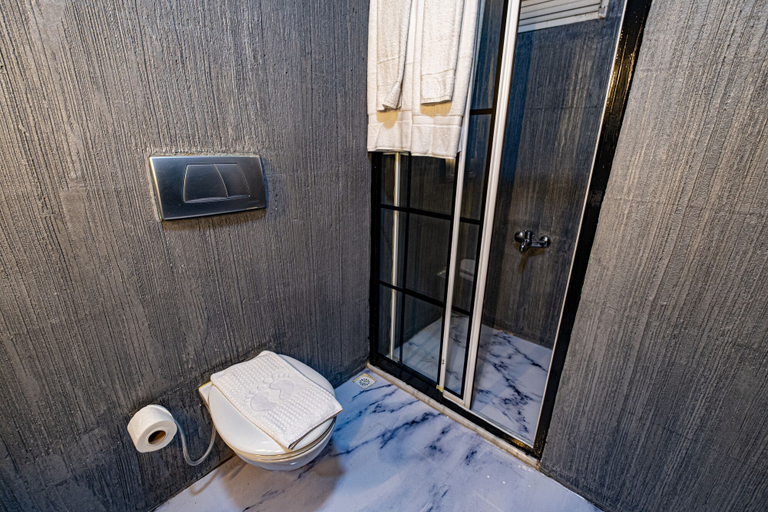 Bathroom 5, Lizbonia Hotel, Kestel