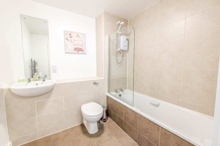 Bathroom, Modern 1kb, 1DB Apt - Salford Quays, Manchester