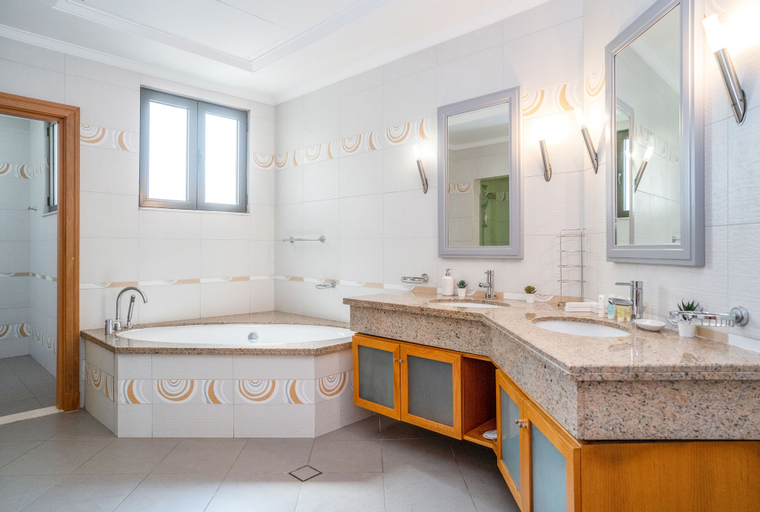 Bathroom 2, 5BR Beach & pool villa in Palm, Dubai