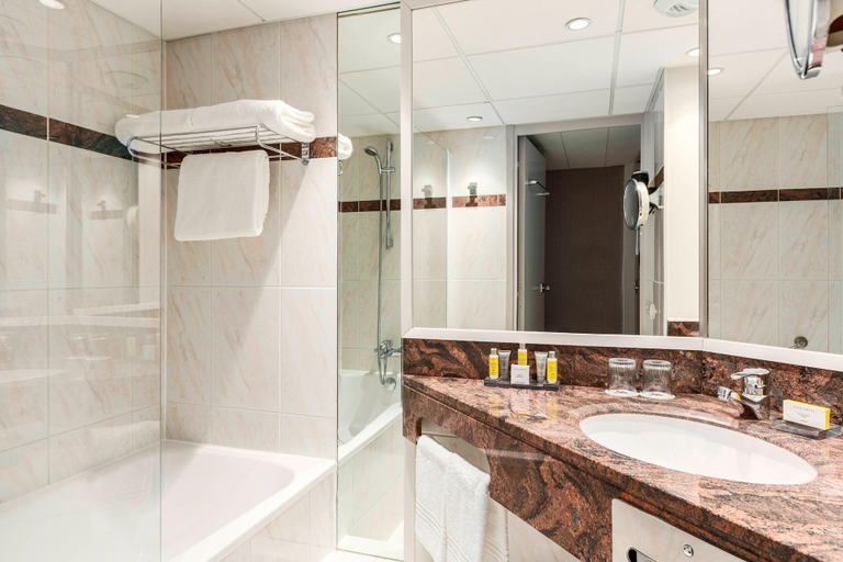 Bathroom 4, Paris Marriott Rive Gauche Hotel & Conference Center, Paris