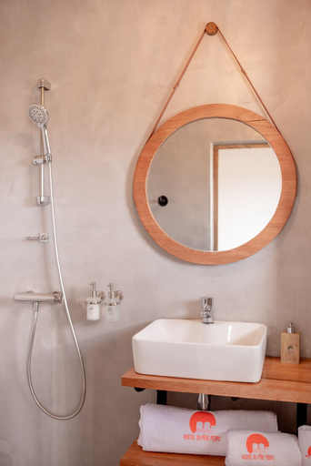 Bathroom 4, Hostel du Père Pedro, Analamanga