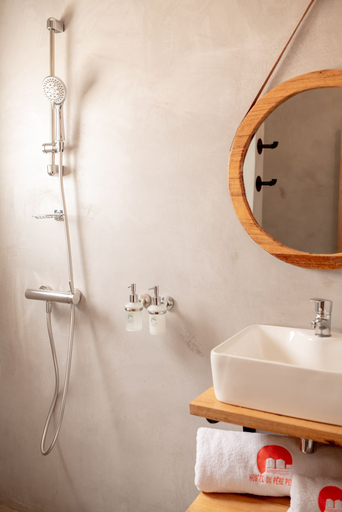 Bathroom 4, Hostel du Père Pedro, Analamanga