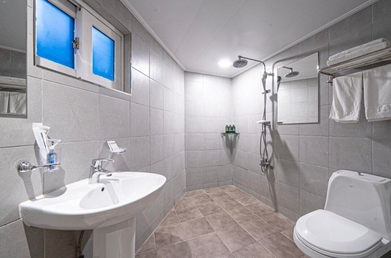 Bathroom 4, Hotel Mini, Busanjin