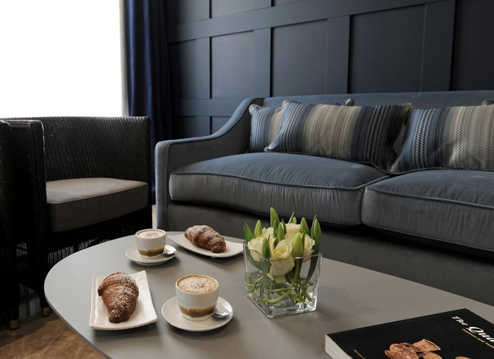 Others 3, The Manoel Hotel