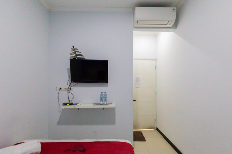 RedDoorz @ Garden Boulevard Citra Raya Tangerang - Tap to explore photos