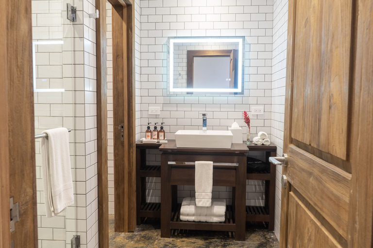 Bathroom 3, La Coralina Island House, Bocas del Toro