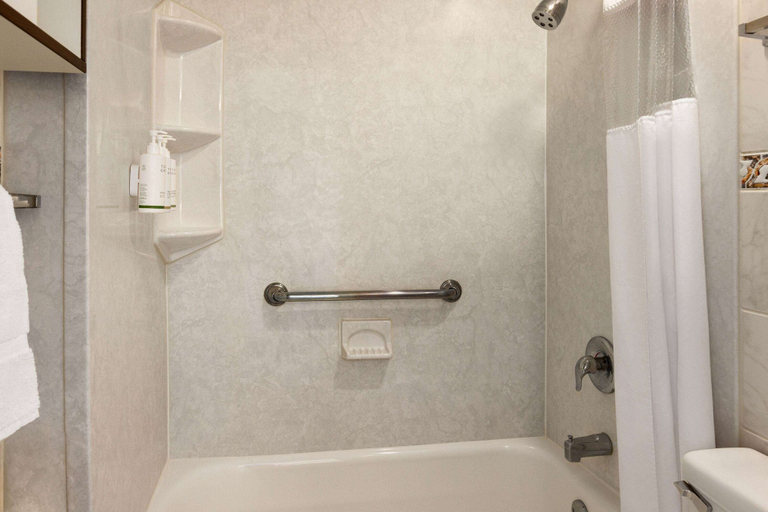 Bathroom 4, Howard Johnson by Wyndham Ocean City Oceanfront, Worcester