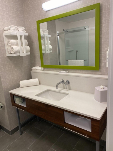 Bathroom 4, Hampton Inn Monticello, Sullivan
