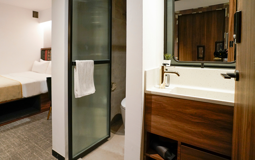 Bathroom 5, ST Signature Bugis Middle, SHORT OVERNIGHT, 11 hours: 8PM-7AM , Singapore