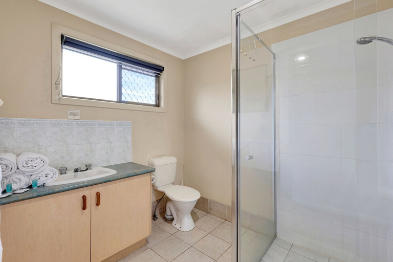Bathroom 4, Sanctuary Lakes Fauna Retreat, Hervey Bay - Pt A