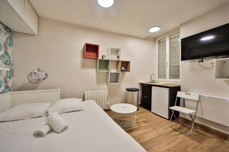 Bedroom 5, Blue Night International 49, Paris