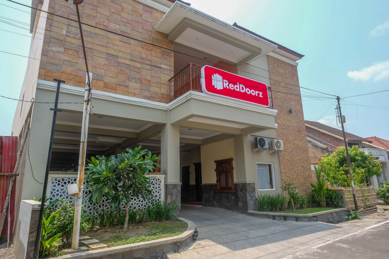 Exterior & Views 2, RedDoorz Syariah @ Klodran Solo, Solo