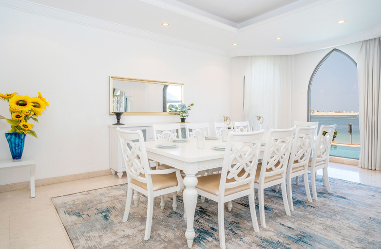 Family dining 4, 5BR Beach & pool villa in Palm, Dubai