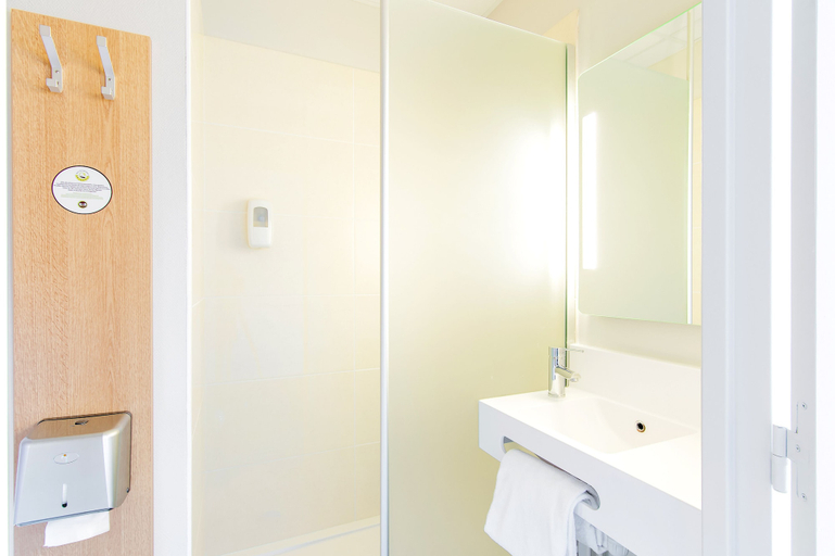Bathroom 4, B&B HOTEL Limoges Gare, Haute-Vienne