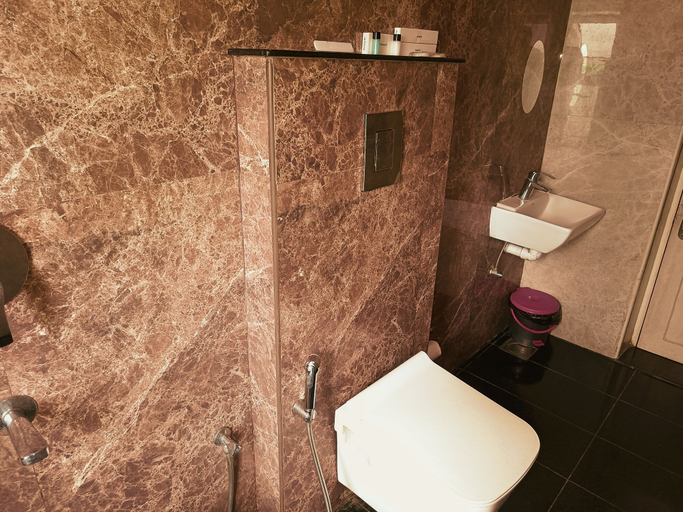 Bathroom 3, Le Holiday Inn, Viluppuram