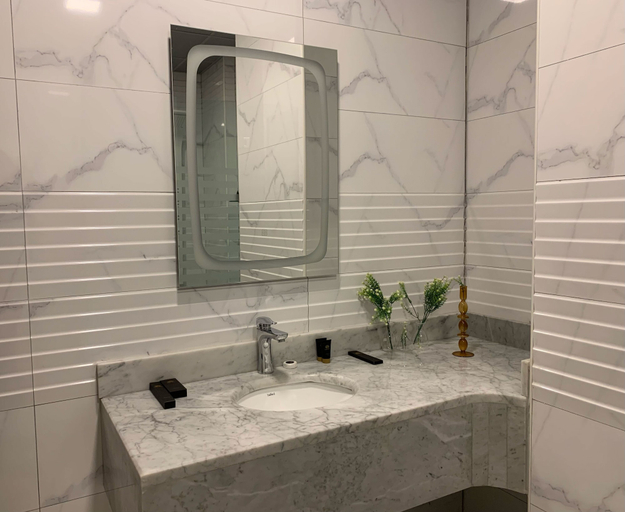 Bathroom 4, Garden Hotel