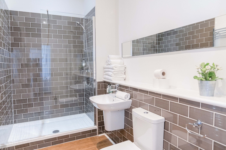 Bathroom 4, Edinburgh Castle Apartments and Suites, Edinburgh
