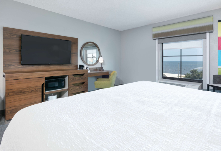 Bedroom 3, Hampton Inn Biloxi, Harrison