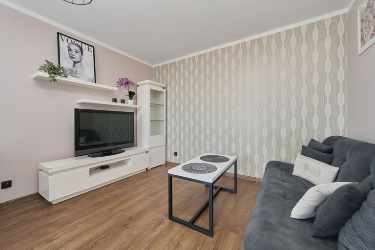 Others 4, Spacious & Colorful Apartment by Renters, Trzebnica