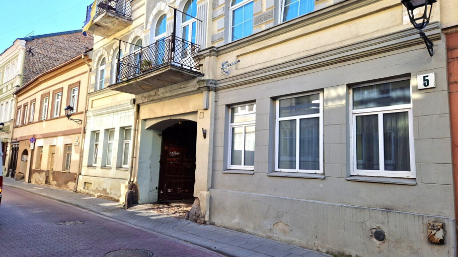 Exterior & Views