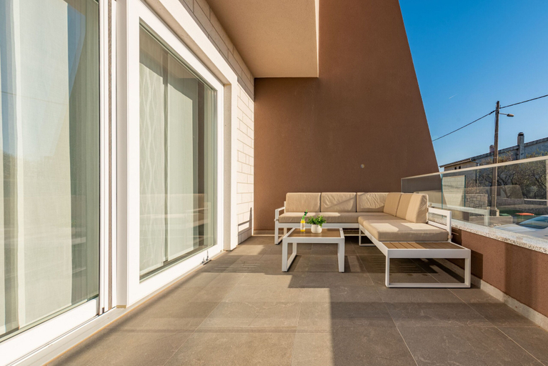 Others 5, Villa Azeret, Jasenice