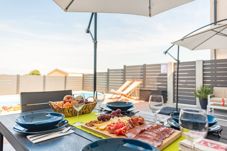 Food & Drinks 5, Villa NiA, Nin