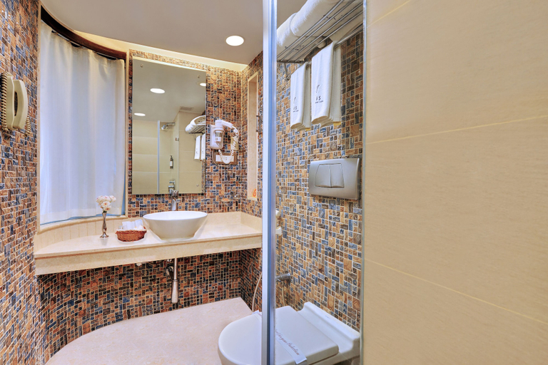 Bathroom 4, Iris Hotel, Bangalore