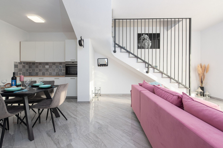 Others 5, Villa Azeret, Jasenice