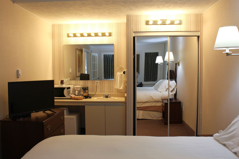 Bedroom 4, Travellers Inn, Grey