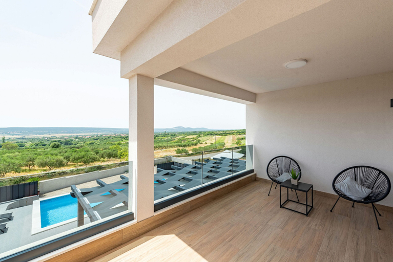 Others 4, Villa Katarina, Benkovac