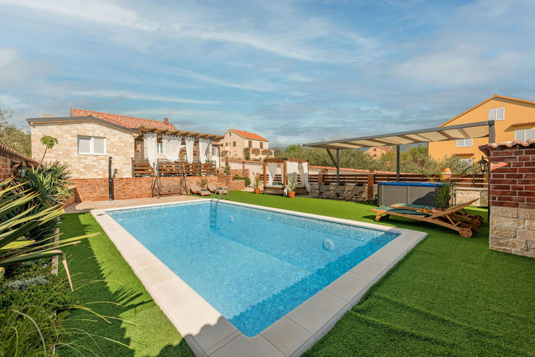 Sport & Beauty 4, Villa Nikolina, Polača